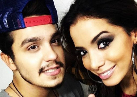 Anitta e Luan Santana são flagrados aos beijos em festa de casamento, segundo colunista.