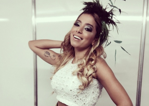Anitta não atende fãs e é vaiada após show