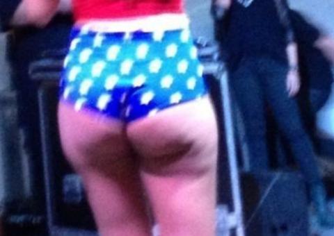  Anitta exibe bumbum e celulites durante show