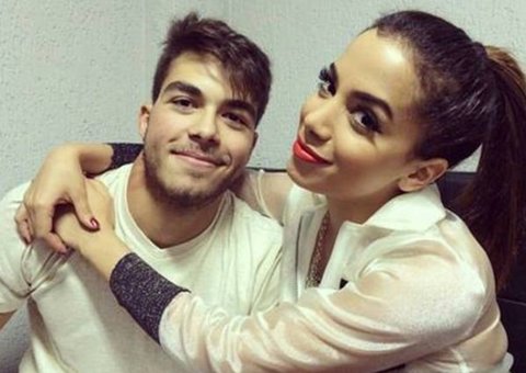  Anitta está vivendo romance com fã bonitão, diz jornal