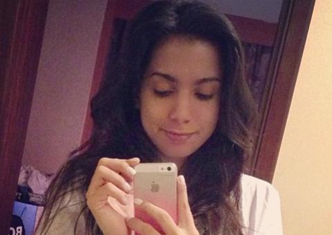 Adepta de maquiagem pesada, Anitta publica foto de 'cara lavada'