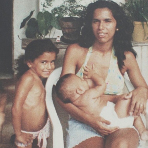 Anitta surpreende ao mostrar foto de infância