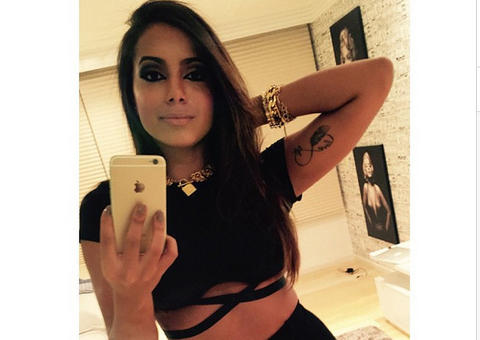 Anitta compra mansão, dá festança e acaba encrencada com a polícia