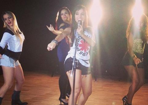 Anitta grava clipe com fãs em shopping e causa tumulto