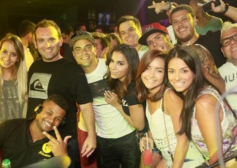 Anitta ataca de pagodeira em show no Rio 