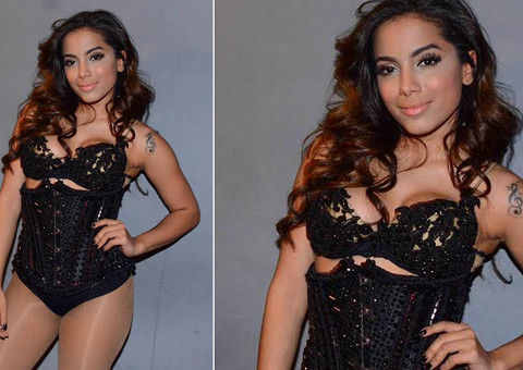 Calma moça! Anitta faz pose ousada com bailarino no palco 
