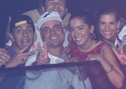 Anitta aparece irreconhecível em festa