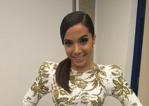 Anitta usa look avaliado em R$ 30 mil