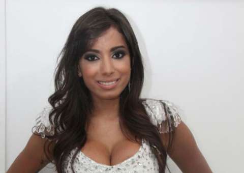 Anitta ecusa  convite para ser rainha de bateria