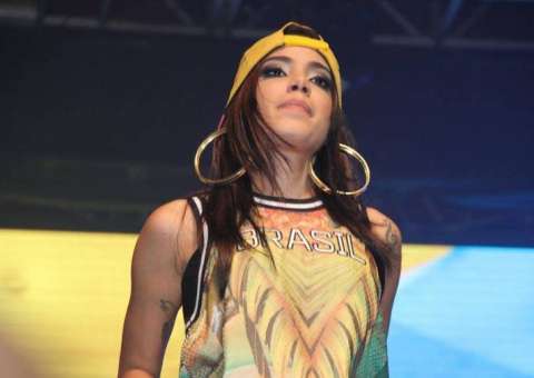 Anitta: Hashtags ofendendo a cantora voltaram a ser usadas por internautas 