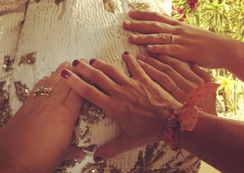 Anitta pede para apalparem seu bumbum e tira dúvida dos curiosos