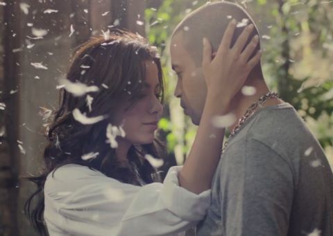 Anitta toda romântica em clipe de "Cobertor"