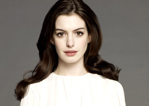 Anne Hathaway para de fumar pela segunda vez