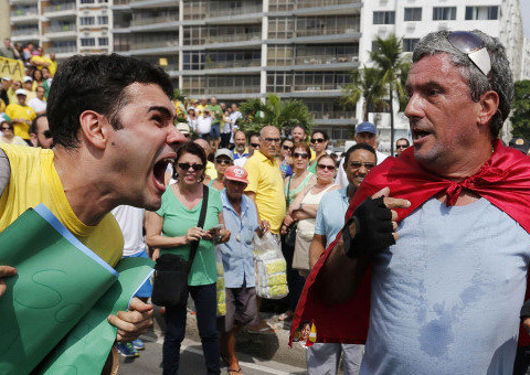 Homem com bandeira vermelha é empurrado da bicicleta e xingado durante manifestação anti-Dilma