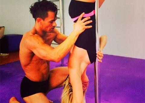 Antonia Fontenelle mostra corpão em aula de pole dance