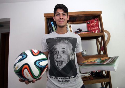 Antônio Rodrigues ex-volante do Fla troca bola por livro