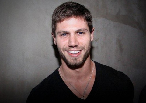 Ex-BBB é flagrado aos beijos com celebridade da internet no Lollapalooza