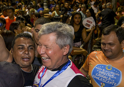 Artur comparece às bandas carnavalescas e destaca ações de combate à exploração sexual  