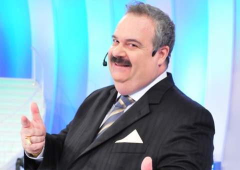 Gilberto Barros desmaia durante reunião na RedeTV!