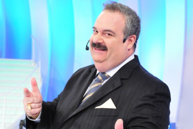 Gilberto Barros desmaia durante reunião na RedeTV!