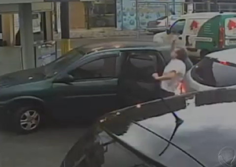 Flagrante: Delegada atropela idosa em estacionamento e surta 