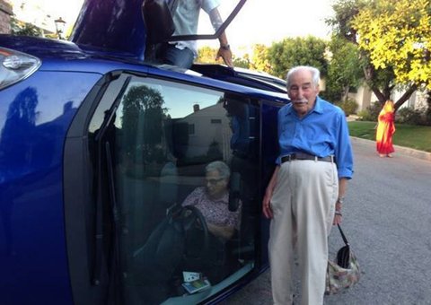  Casal de idosos faz selfie após capotar o carro