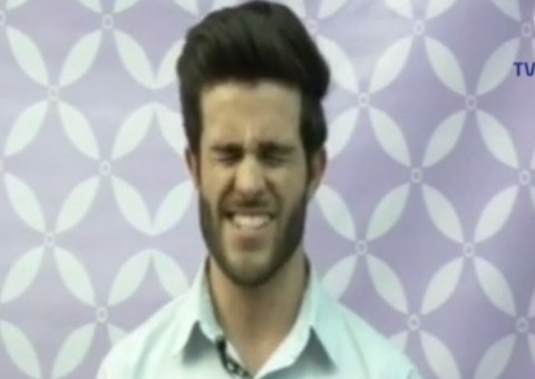 Apresentador novato trava ao vivo e pede para sair do ar