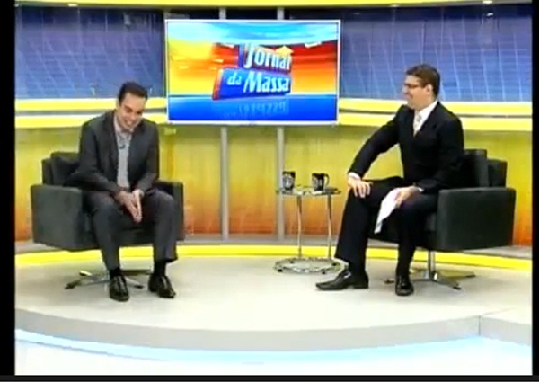 Apresentador não se contém e morre de rir de vídeo do PT