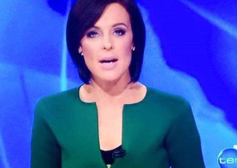  Jornalista vira piada na web ao usar decote com formato de pênis