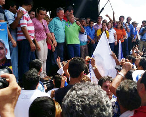 Artur critica"aquela moça"e pede votos para José