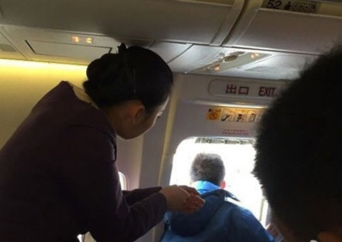 Homem abre porta de emergência do avião para tomar um "ar fresco"