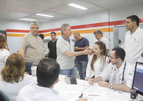 Prefeito de Manaus visita vítimas de acidente