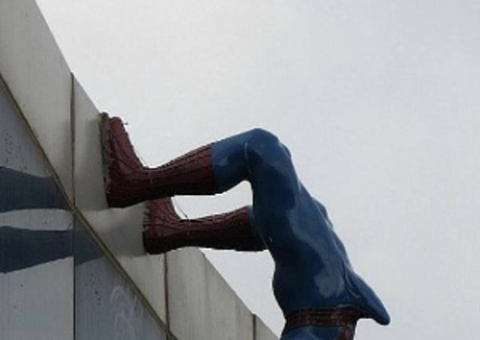Estátua do Homem-Aranha com ereção deixa coreanos indignados