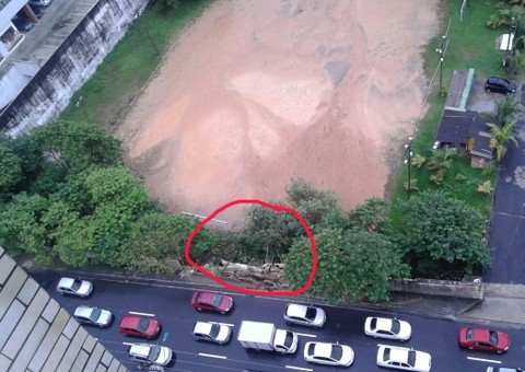 Chuva derruba muro do campo do Guanabara e provoca afundamento na rua