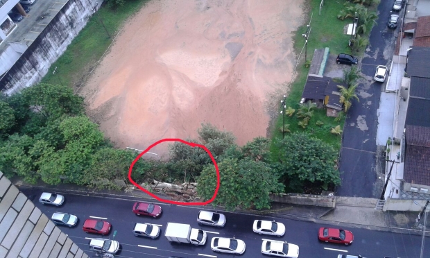 Chuva derruba muro do campo do Guanabara e provoca afundamento na rua
