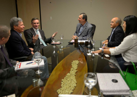 Governador Omar Aziz recebe embaixador do Reino Unido e apresenta projetos da Copa do Mundo