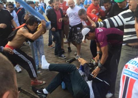 Argentinos roubam ingresso e espancam brasileiro