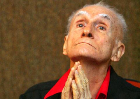 Ariano Suassuna volta a ser internado no Recife