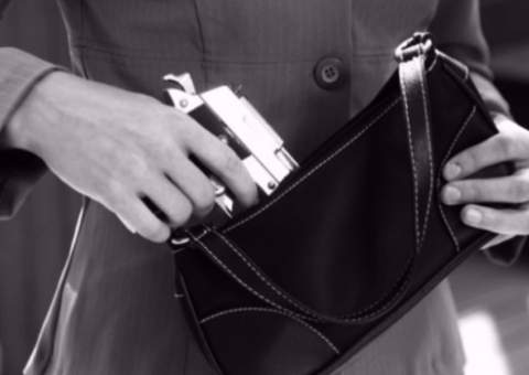 Vítimas reagem e assaltantes são presos, um leva tiro