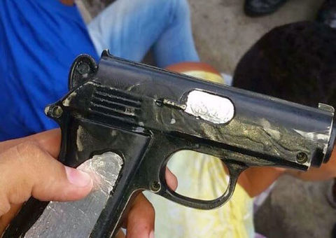 Dupla em moto roubada é presa com pistola de brinquedo usada para assaltar