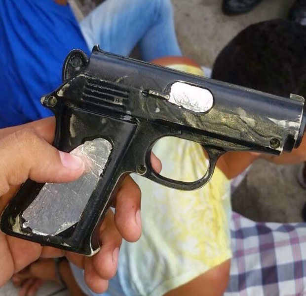 Dupla em moto roubada é presa com pistola de brinquedo usada para assaltar