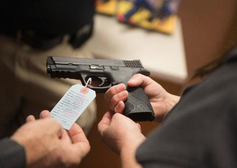 Menino de 2 anos mata mãe com tiro acidental nos EUA