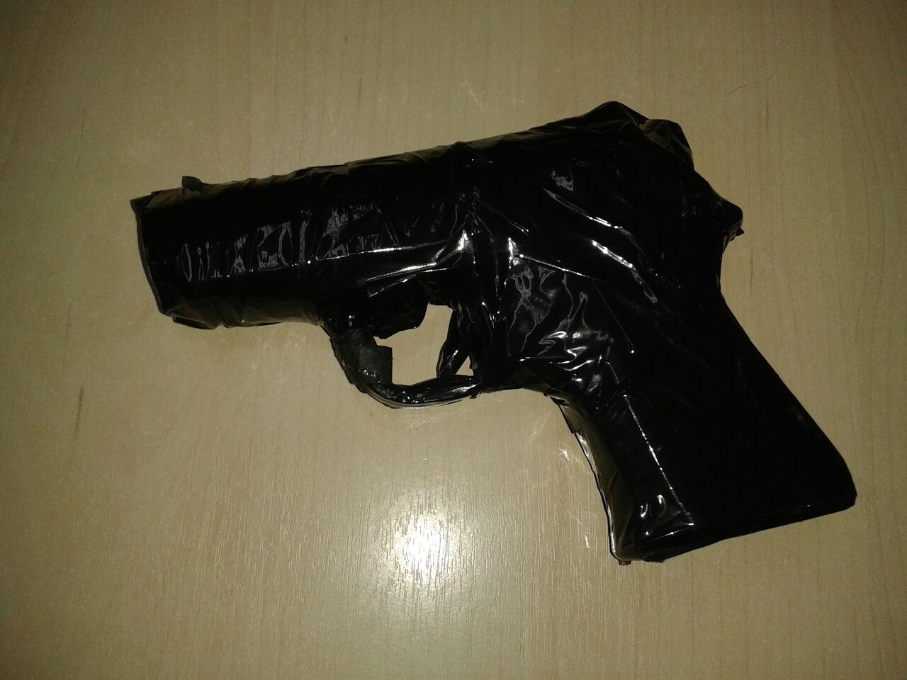 Homem usa arma de brinquedo para assaltar panificadora