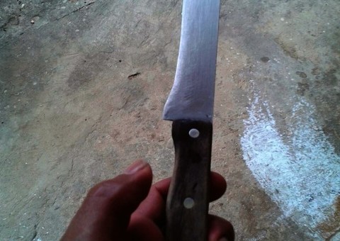 Bate na mulher, tenta esfaquear militar e leva tiros