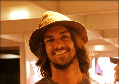 Cantor Armandinho revela que é alcoólatra e pede ajuda