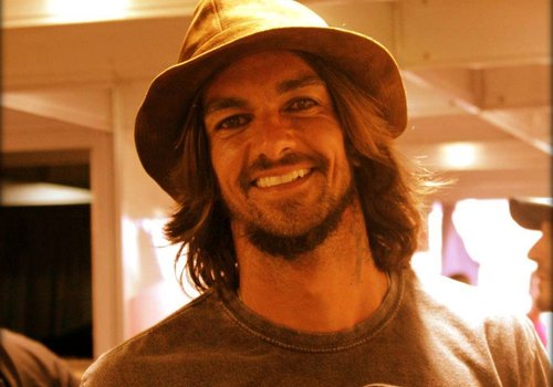 Cantor Armandinho revela que é alcoólatra e pede ajuda