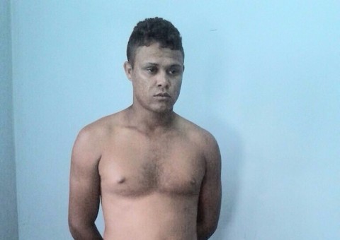 Foragido da justiça é preso com espingarda e espada ninja debaixo do colchão