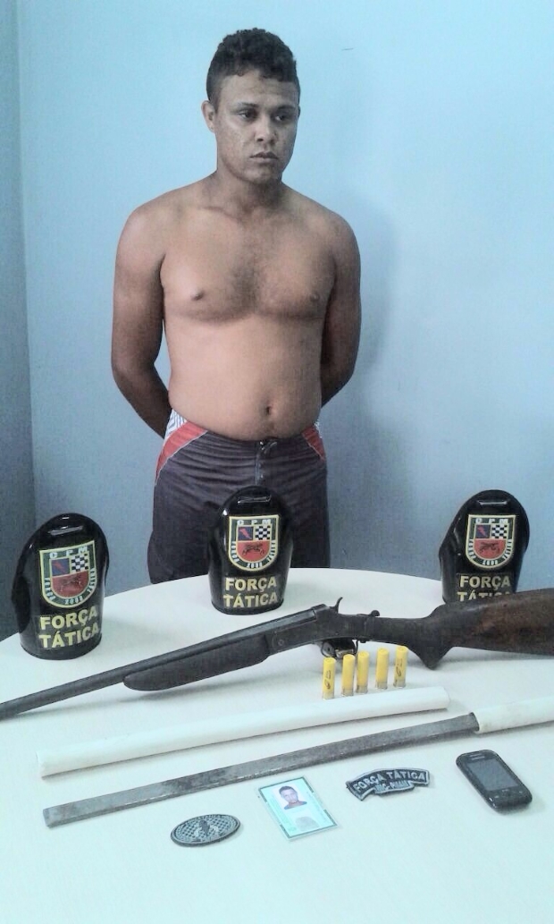 Foragido da justiça é preso com espingarda e espada ninja debaixo do colchão