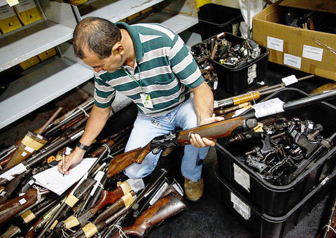 Armas apreendidas no Careiro da Várzea são entregues no TJAM
