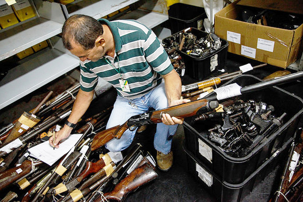 Armas apreendidas no Careiro da Várzea são entregues no TJAM